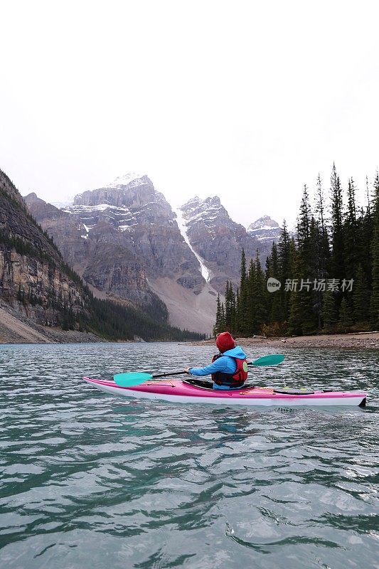 沿着水探索高山。