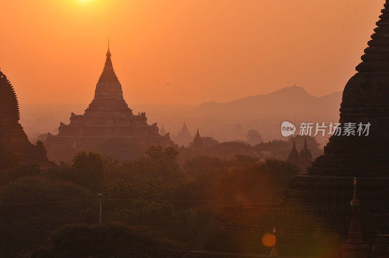缅甸蒲甘的寺庙和宝塔，在晨雾中