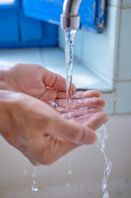 手在流水下