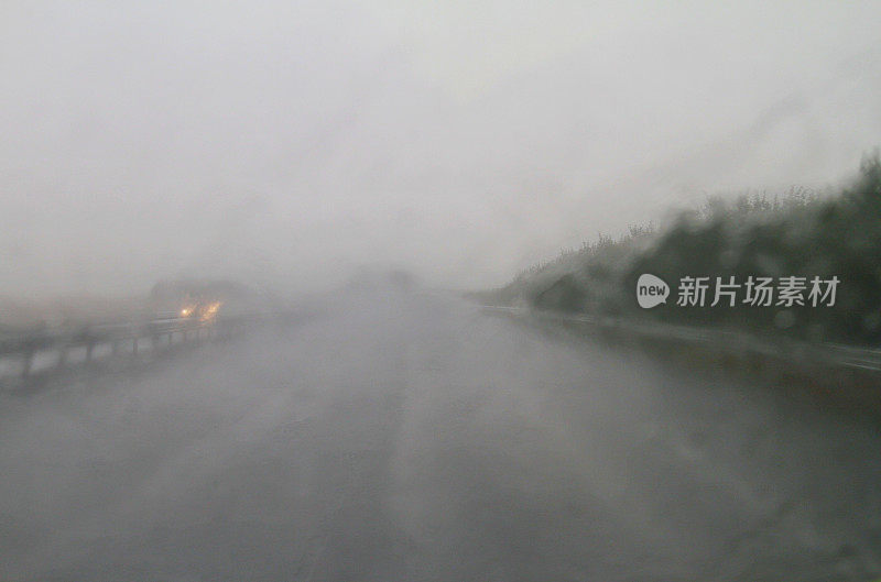 在法国，司机们在大雨中观察高速公路