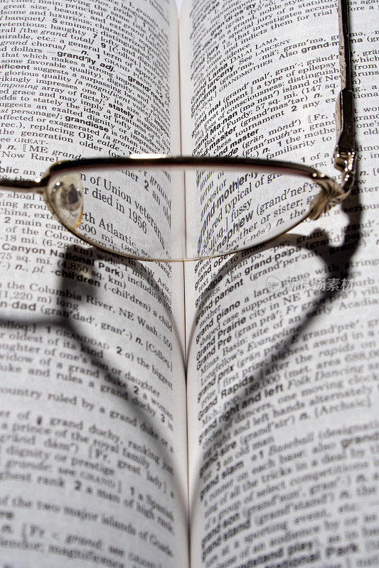 一本书上的眼镜