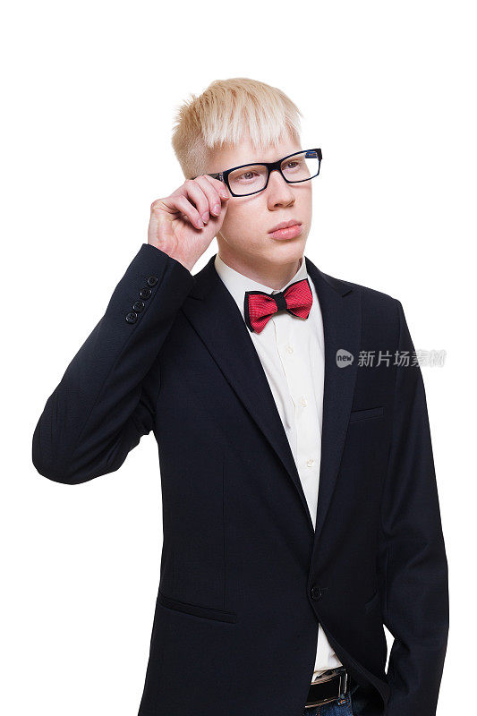 白化病青年男子肖像在眼镜和西装孤立。