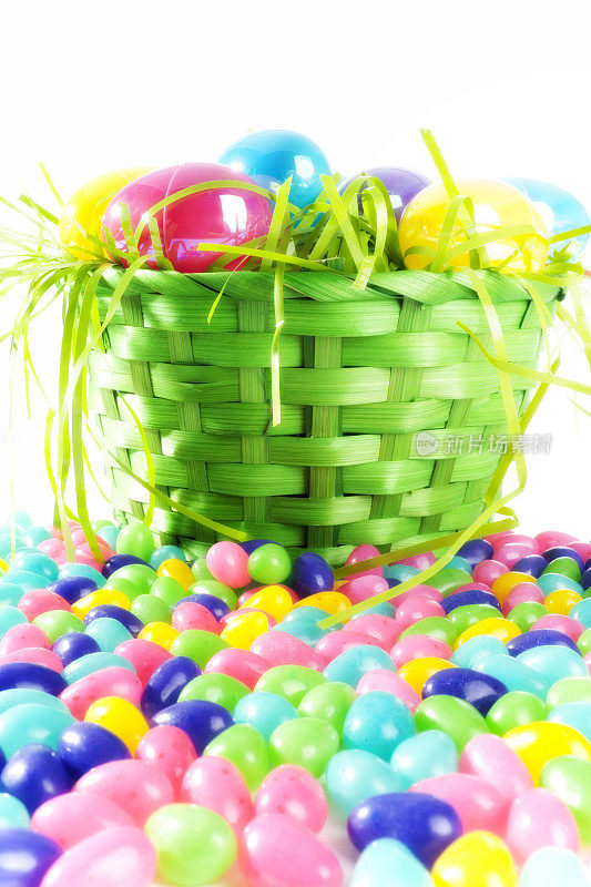 复活节篮子，鸡蛋和草