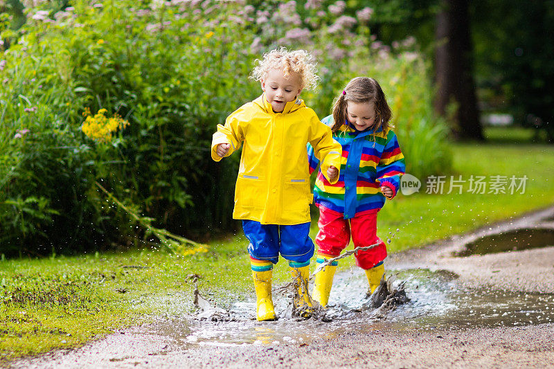 秋天，孩子们在雨中和水坑里玩耍