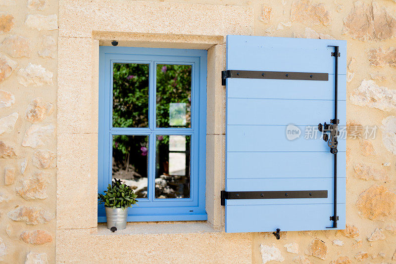 蓝色的旧窗，传统的法国普罗旺斯建筑