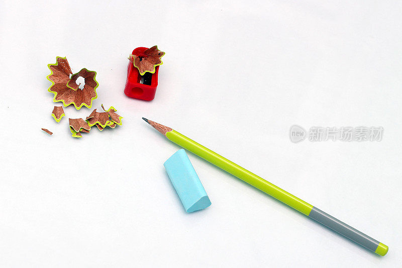 一个卷笔刀，一块橡皮和一支铅笔。