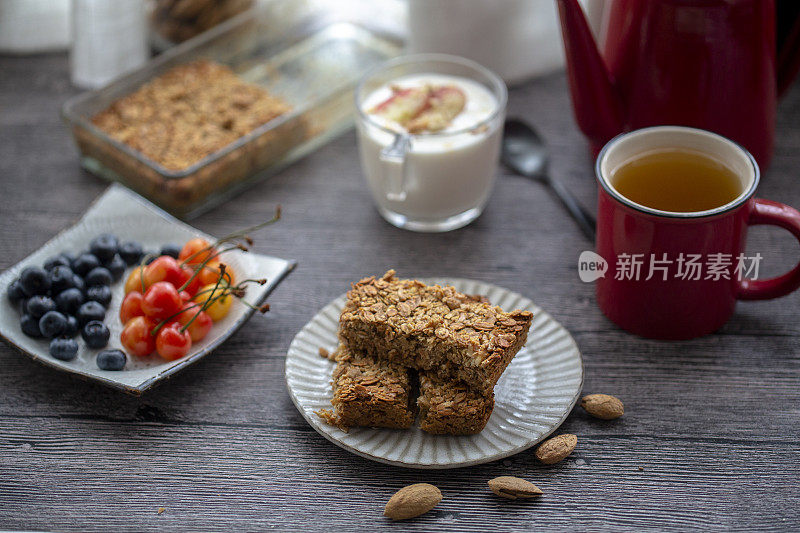 自制烤燕麦棒:燕麦、加蜂蜜的谷物