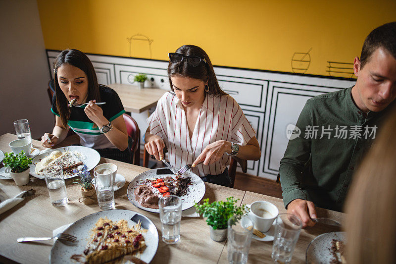 漂亮的有影响力的人会去当地镇上的一家煎饼店，并在之后写下关于它的故事