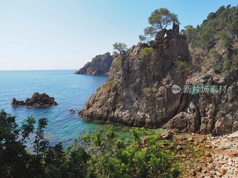 布拉瓦海岸田园般的地中海海湾