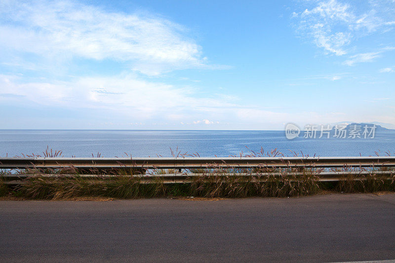 西西里岛北部的公路和地中海全景