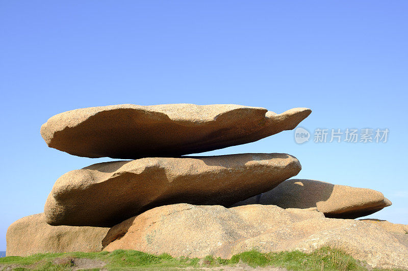 在美丽的夏日里，法国布列塔尼的粉红色花岗岩海岸上，大自然塑造的岩石