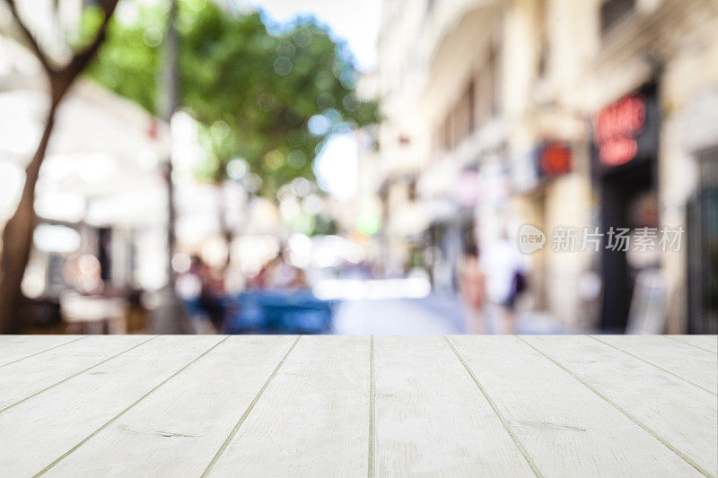 空木桌与散焦人行道咖啡馆的背景
