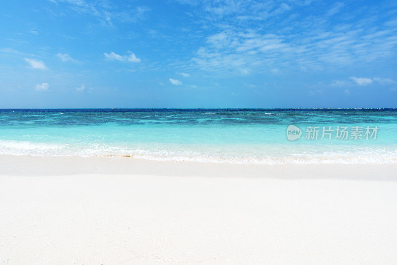 白色沙滩和海浪复制空间场景