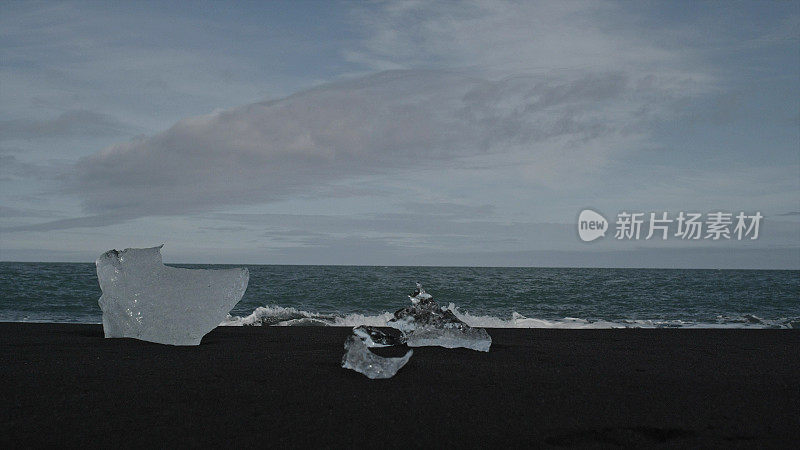 钻石的海滩。冰川漂浮在海上