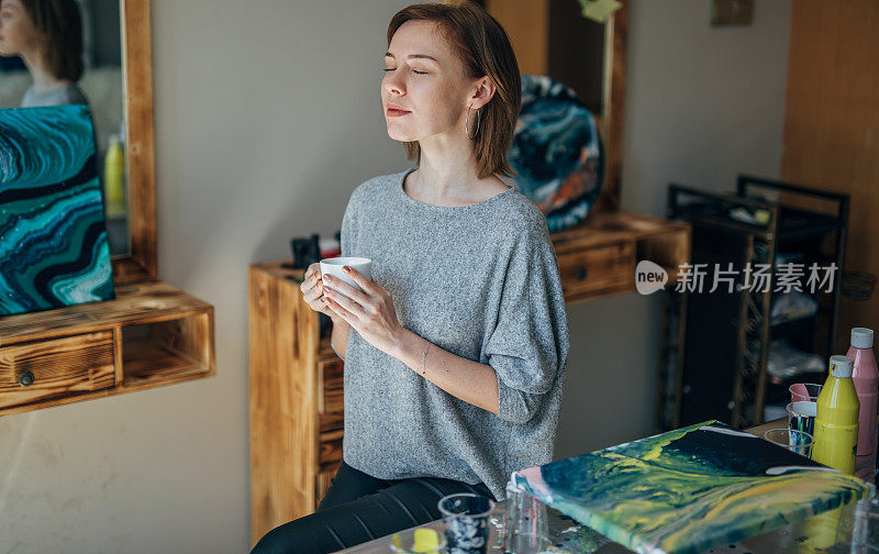 有才华的女人喜欢喝第一杯咖啡