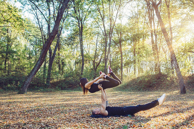 夫妻做acroyoga