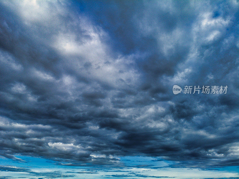 在热带季风风暴期间戏剧性的情绪化天空背景