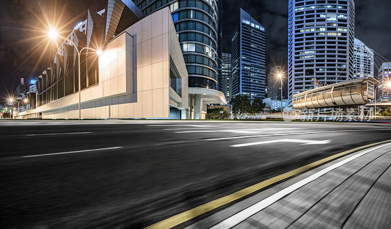 悉尼市中心夜间的城市道路