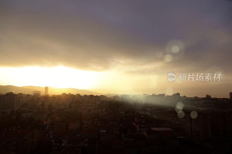 俯瞰烟雾缭绕的城市景观