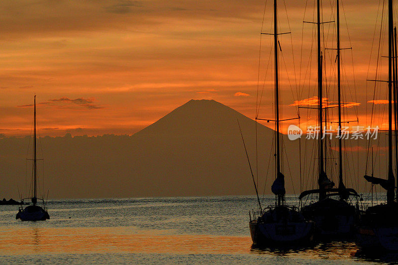 日落后的富士山:三浦半岛Moroiso湾游艇港的景色