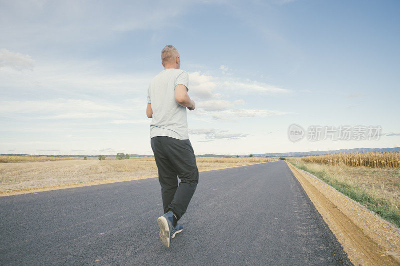 成年人在户外的大自然中跑步，以保持健康和放松。运动的概念。