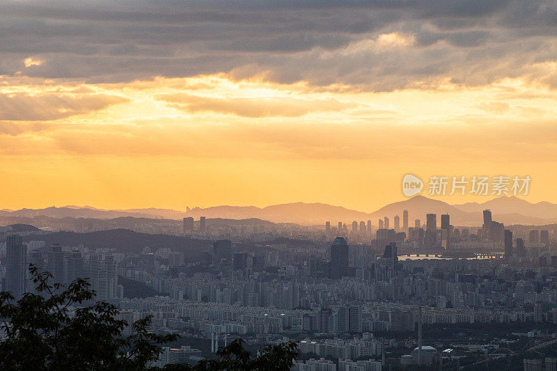 首尔市中心摩天大楼的美妙夜景