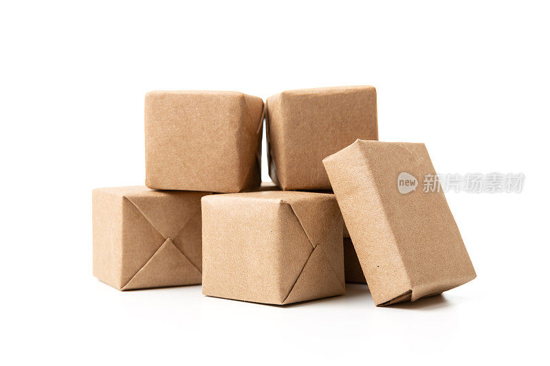 网上购物和配送理念。一堆快递纸箱。迷你纸板箱。用牛皮纸包裹的盒子。