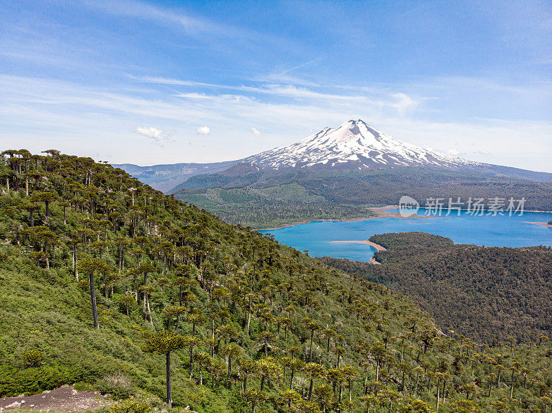 孔吉里奥国家公园里的亚伊马火山和孔吉里奥湖鸟瞰图