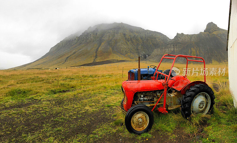冰岛:美丽风景中的老式拖拉机