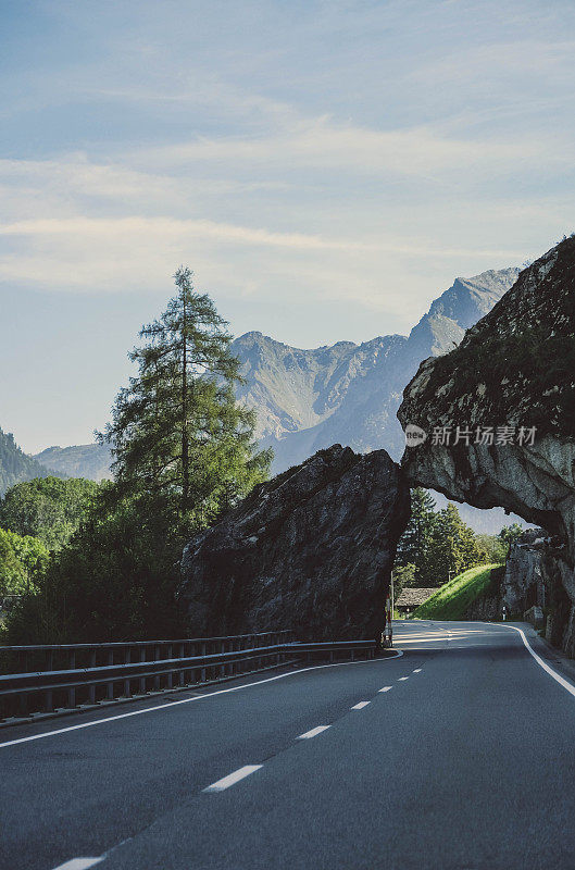 前往圣莫里茨的公路旅行，途经卡萨恰，Graubünden，瑞士