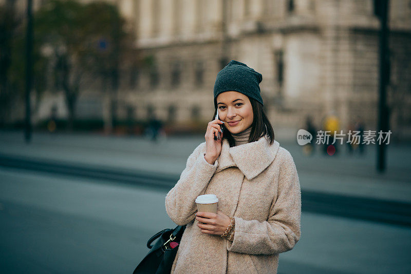 布达佩斯使用电话的女性