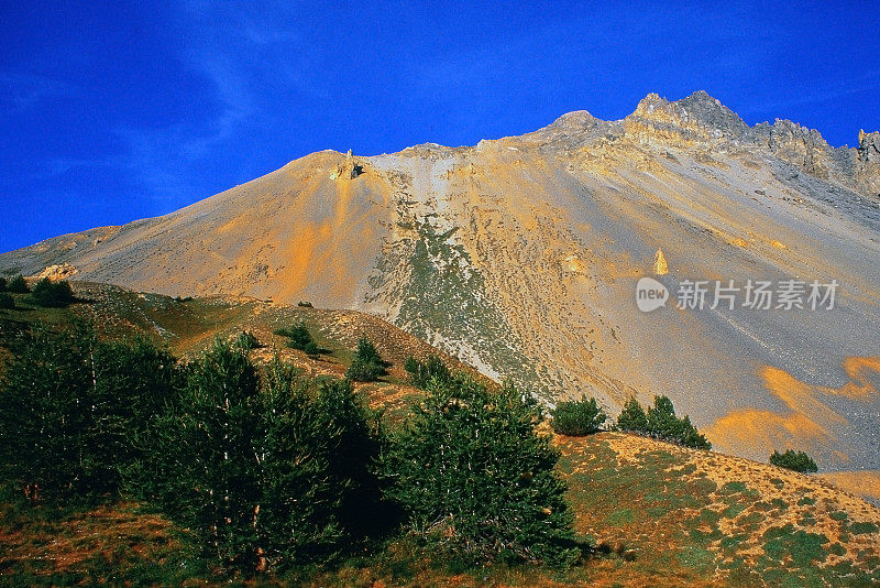 法国阿尔卑斯山，普罗旺斯的阿尔卑斯山脉在戏剧性的光拍摄的电影