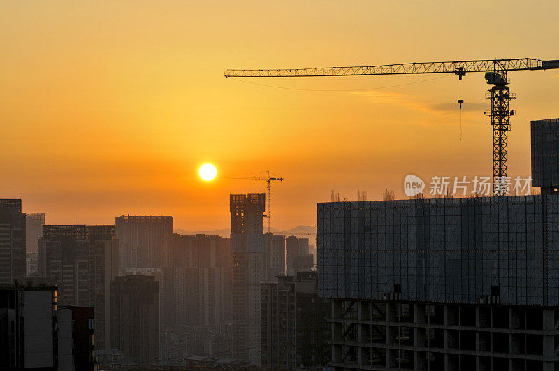 城市天际线在日出，成都，中国