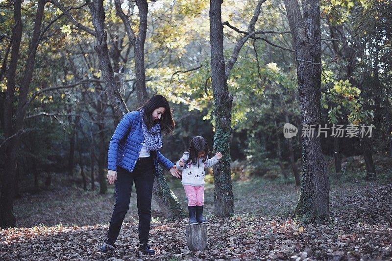 两岁的婴儿和她妈妈在一起