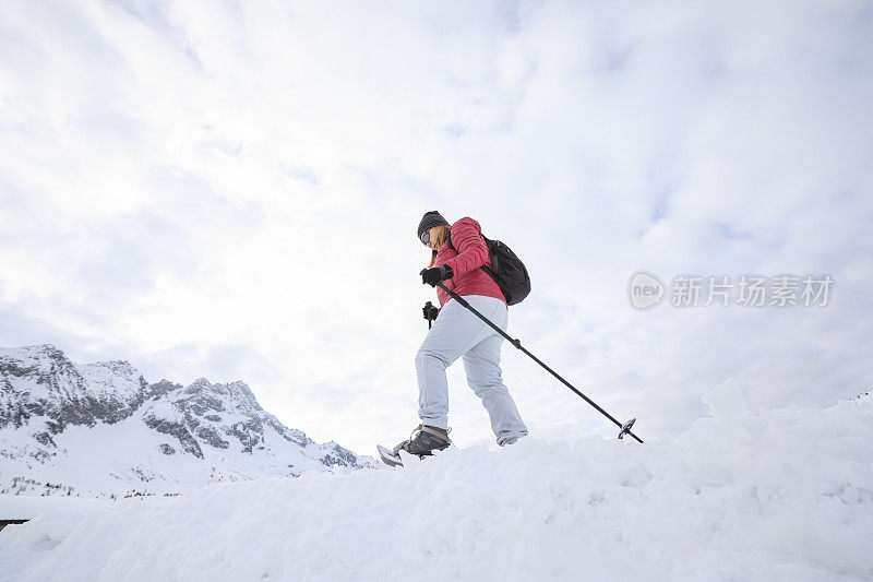 雪地鞋业余冬季运动妇女雪地鞋步行者在粉末雪上滑雪度假村Dolomites在意大利