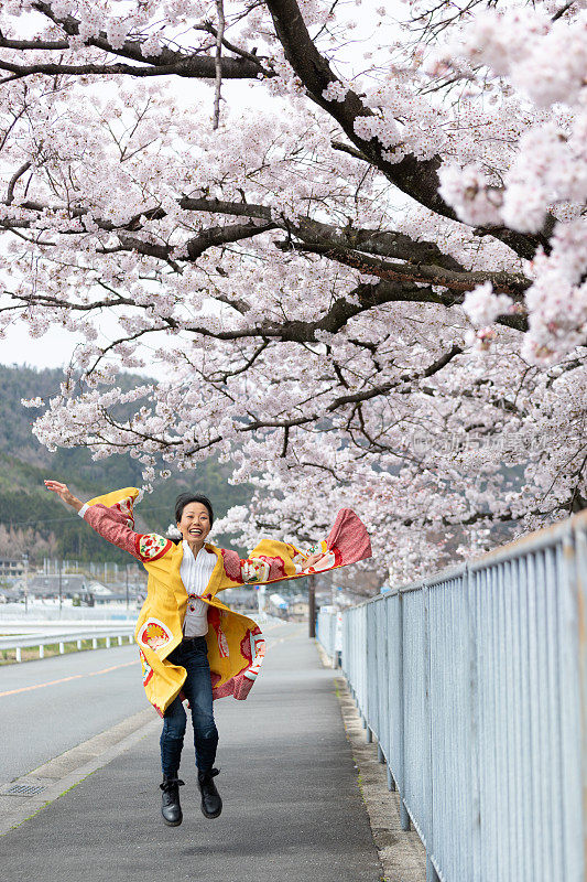 一个日本女人在欣赏樱花