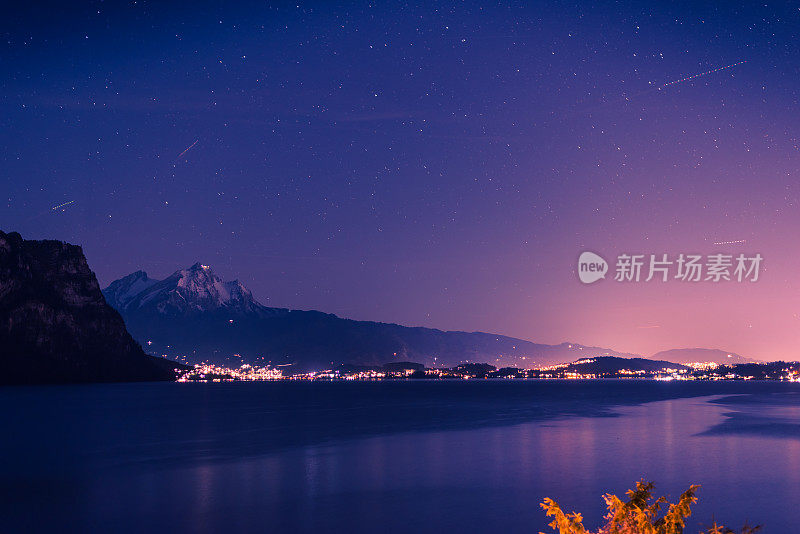 晚上全景。城市的灯光。瑞士阿尔卑斯山。广州紫花苜蓿。瑞士。