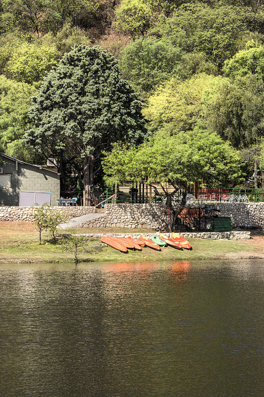 拉博卡德尔湖Río，从岸边，特拉斯拉塞拉谷，Córdoba，阿根廷。