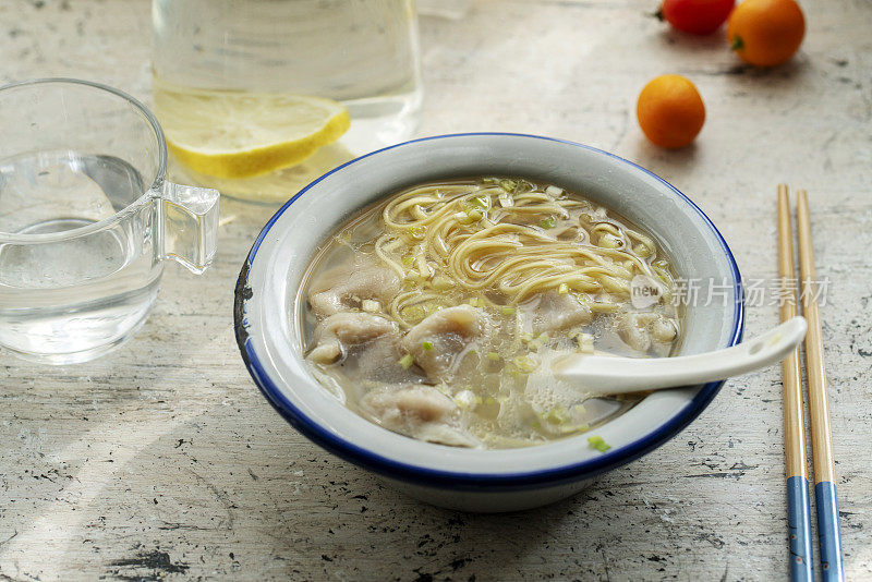 中国自制面条和馄饨