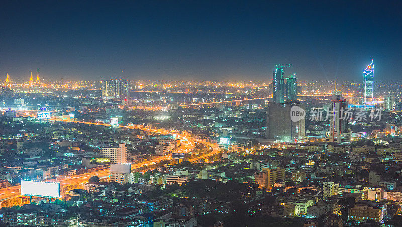 全景城市景观商业区在沙盘他信，silom，沙吞和湄南河，曼谷，泰国)从高空看高楼黄昏