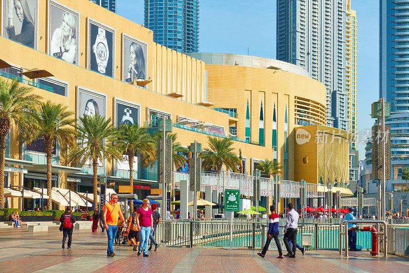 迪拜购物中心附近的步行街
