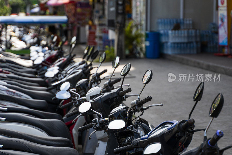 在亚洲，停车场上停着很多摩托车。