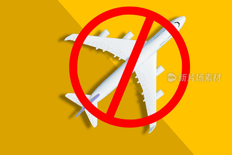 禁令的标志和一个微型玩具飞机。禁止民用航空器飞行。禁区。停止标志。禁止机场建设。飞机。夜间航班。法律。禁止