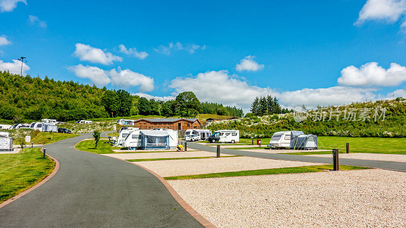 威尔士的一个受欢迎的露营地，用于旅游房车和汽车住房