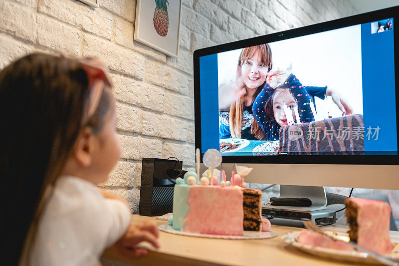 孤独的女孩在和她的表兄弟们视频通话在家里庆祝生日