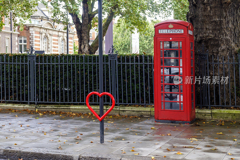 典型的英国红色公用电话亭
