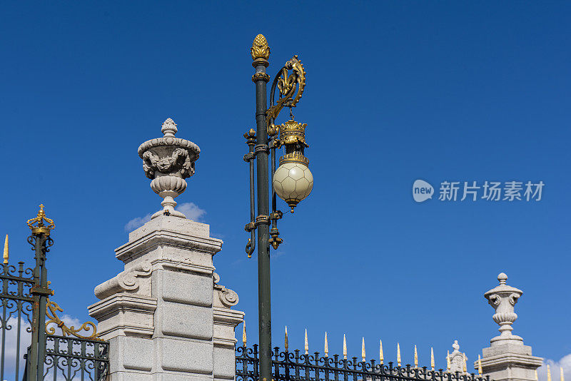 西班牙马德里市中心旧灯笼或路灯的上部。