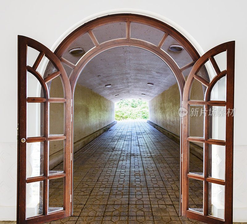 通往隧道的拱形门