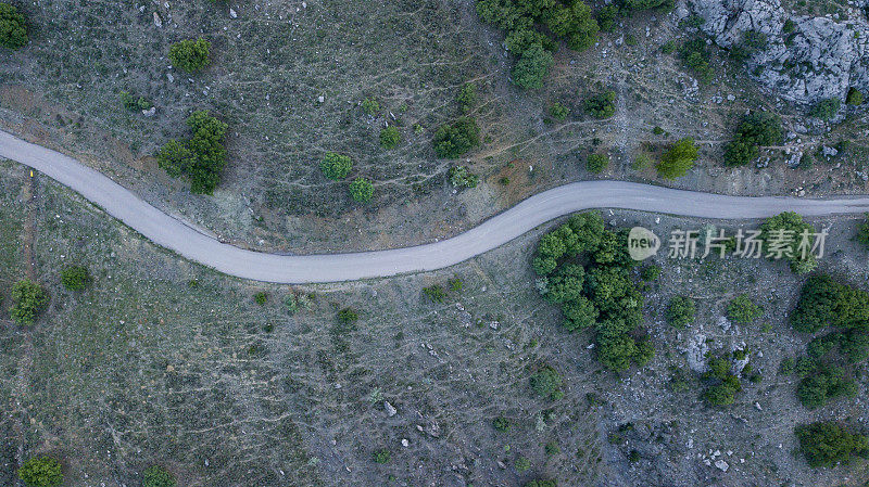 汽车行驶在山间和森林道路上的秋天景观。旅行和旅行概念无人机照片