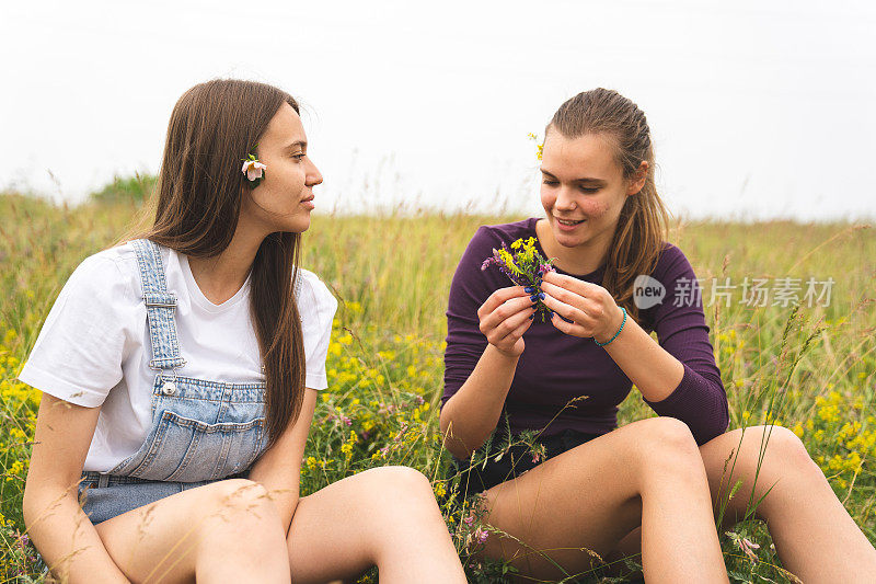 十几岁的孩子在地里摘花